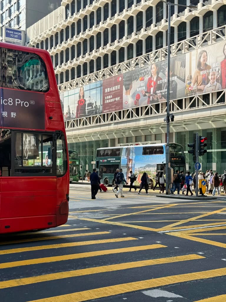 Red buses & crowds