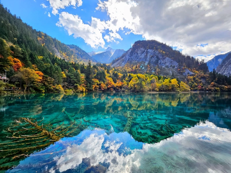 Natural wonders China — Jiuzhaigou lakes and peaks
