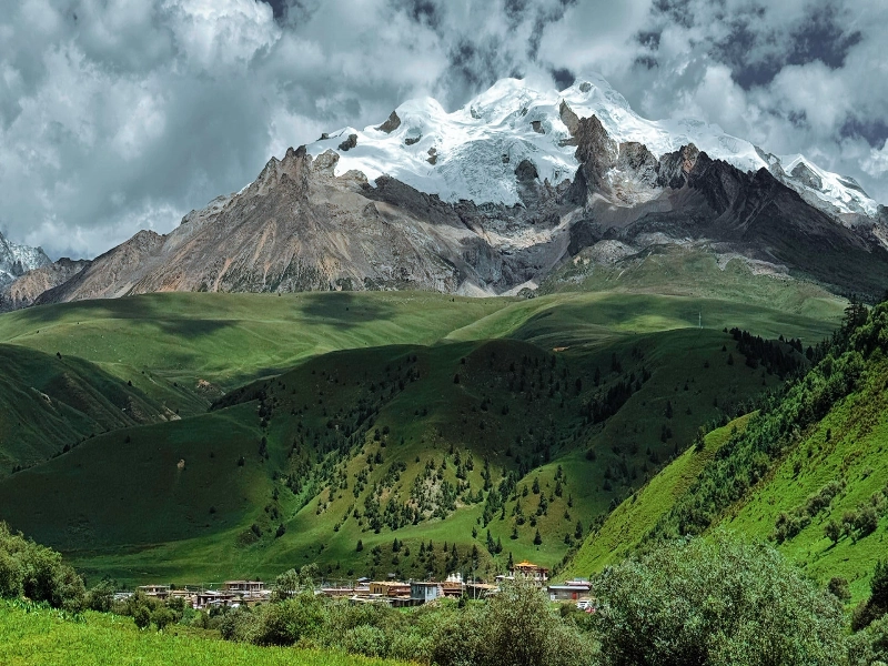Panoramic Western Sichuan: 7-Day Daocheng Yading, Mount Siguniang & Moshi Park Tour